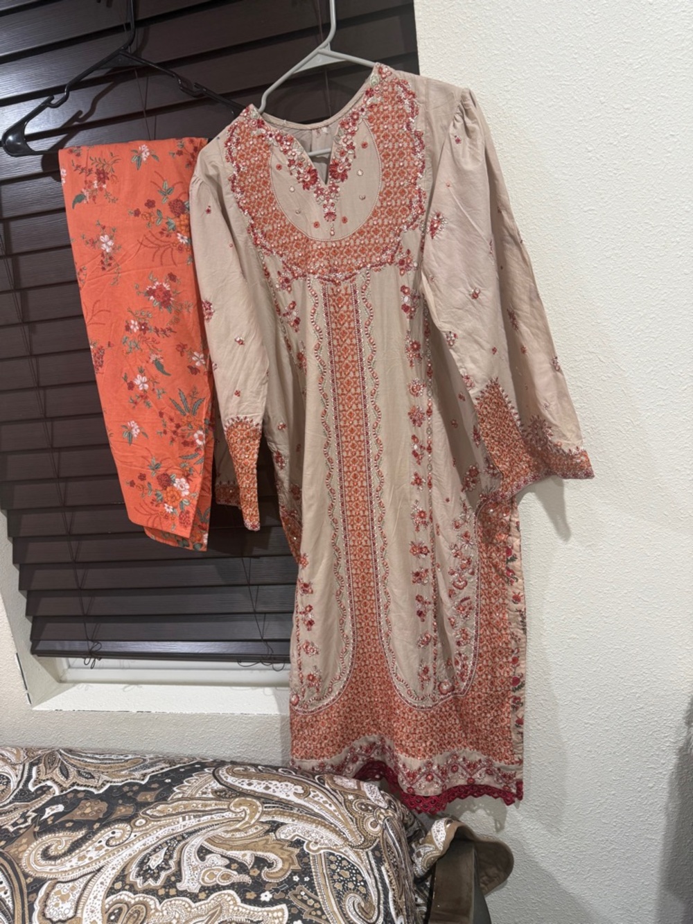 Elegant Embroidered Pink Dress - Picture 4 of 9